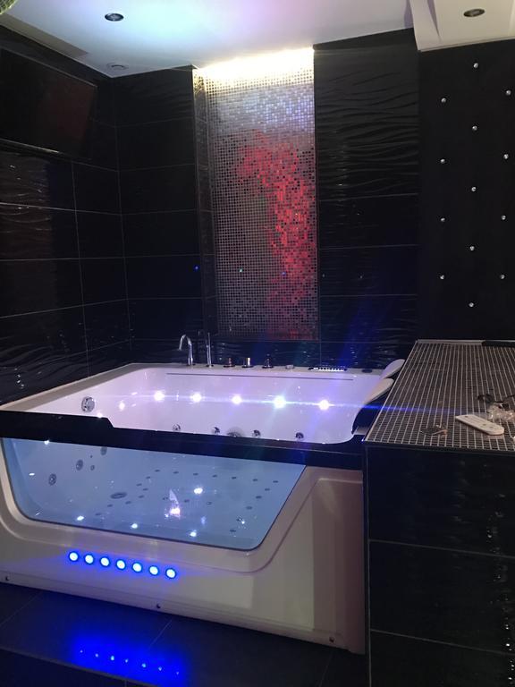 Le Cabaret Vip Spa Lyon Exterior photo